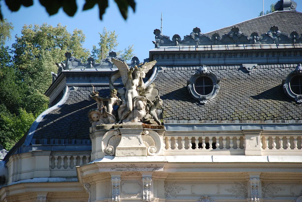 Guide to Buy Karlovy Vary Moser Glass in 2025