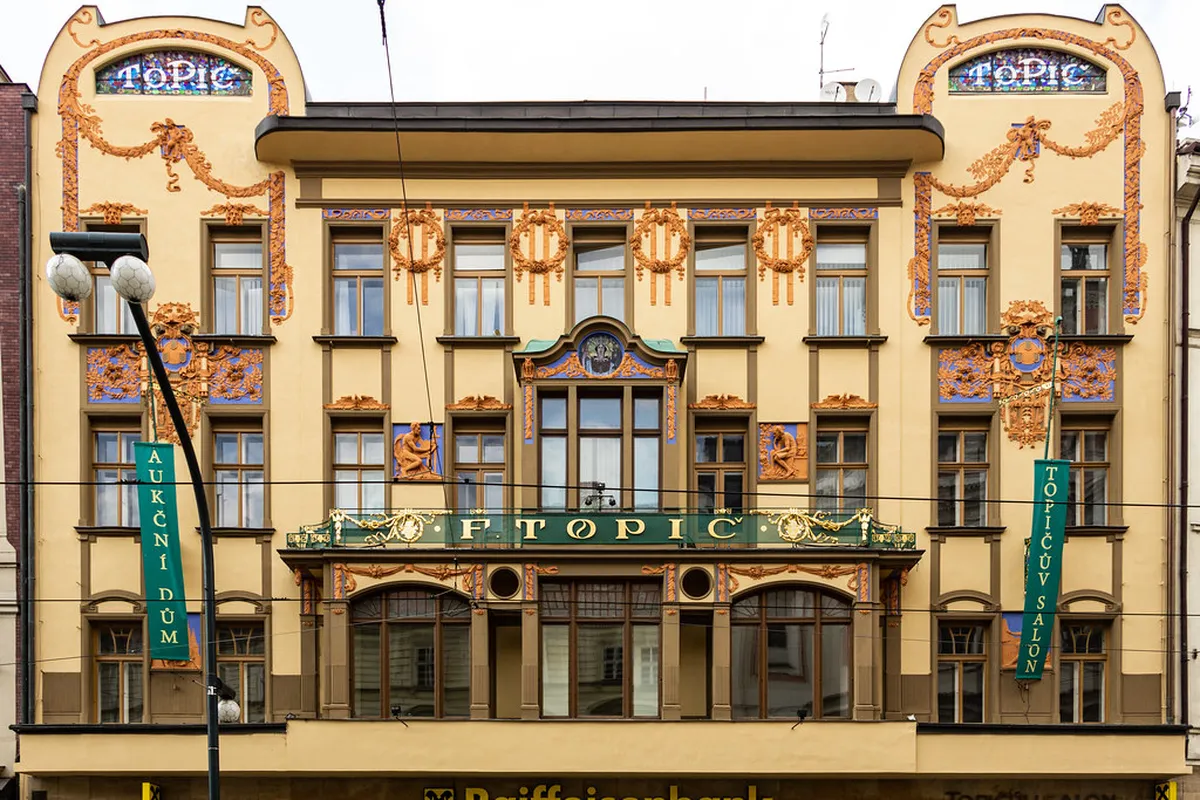 Charles Bridge Street Artists: Prague's Living Art