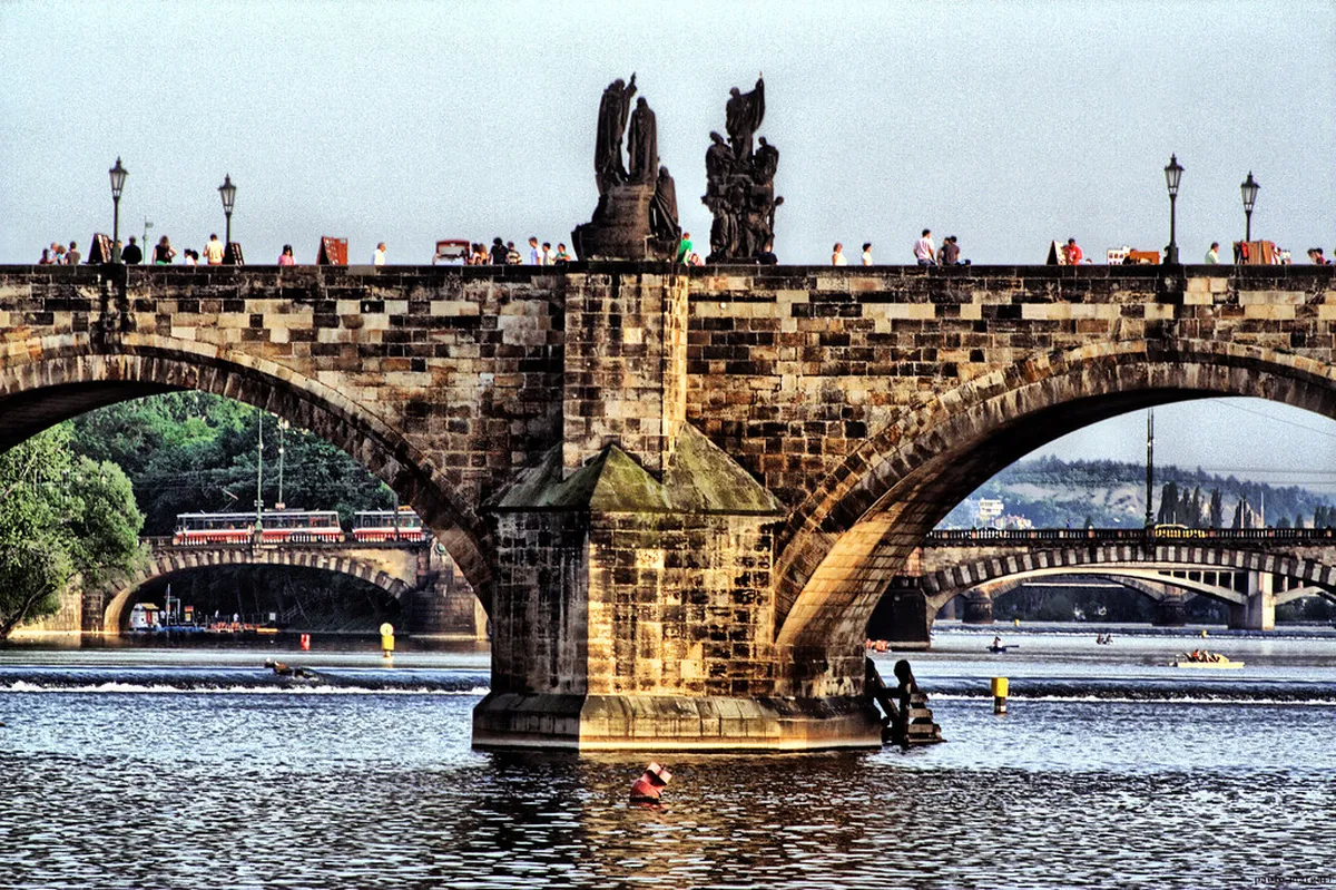 Discover Famous Statues in Prague Old Town 2025